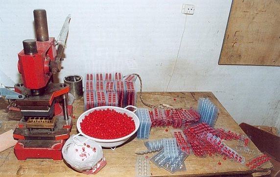 Sufnigyógyszergyár: készül a tabletta.