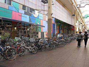 A kerékpár a forgalmas nagyvárosokban különösen népszerű közlekedési eszköz.