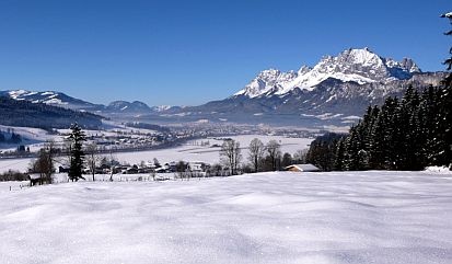 Kitzbüheli-Alpok, St. Johann in Tirol; héttérben a Kaisergebirge.