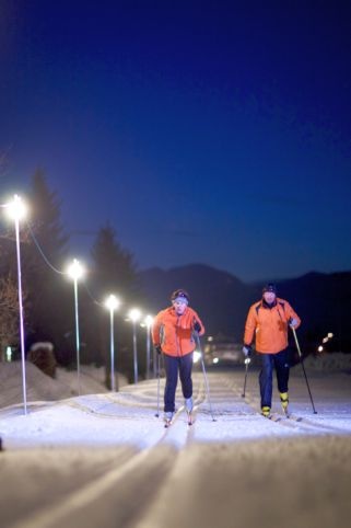 Kitzbühel: síséta vacsora után, kivilágított pályán.