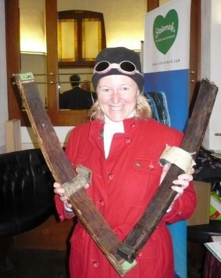 Claudia Flatscher egy múzeális sporteszközzel, az ős-sível, a Brettl-vel.