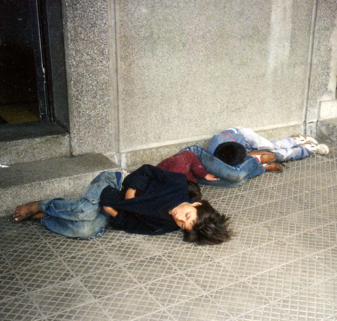 Otthontalan gyerekek hálnak az utcán. Otthontalan gyerekek hálnak az utcán.