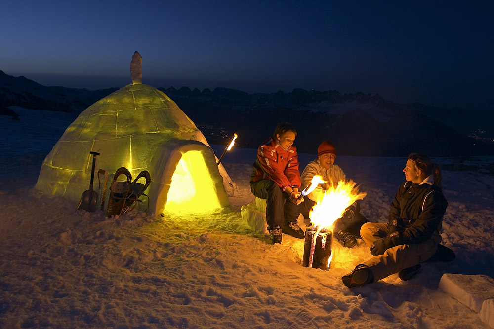 Eszkimókunyhó (iglu) a svájci hegyekben.