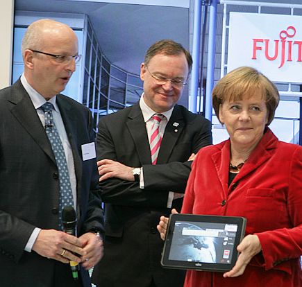 Angela Merkel szövetségi kancellár a Fujitsu táblagépével.