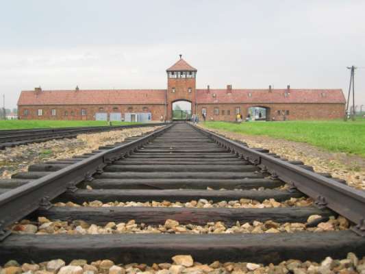Auschwitz-Birkenau: sínek a haláltáborba.