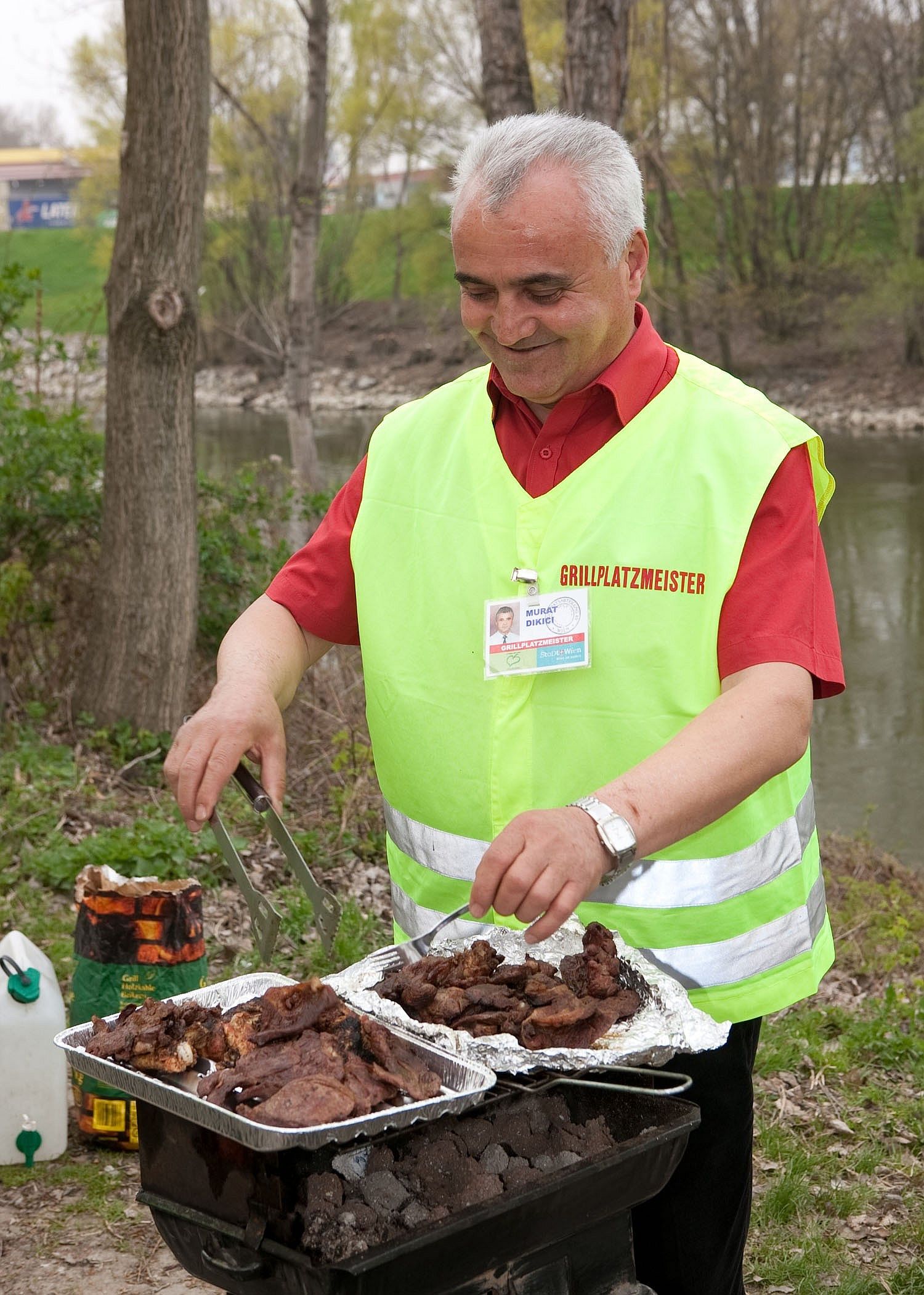 Bemutatót tart a grillezőmester.
