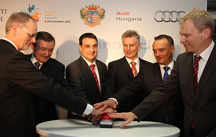 Épületavatás gombnyomással.