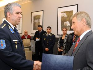 Kovács Márton átveszi kitüntetését Túrós Andrástól.