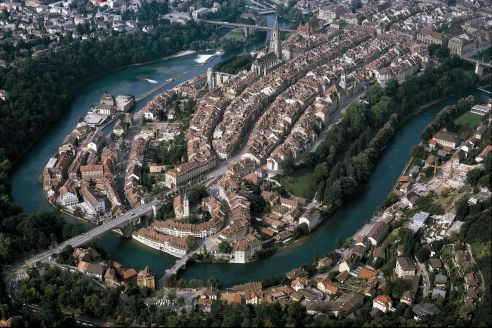 Bern, Svájc szövetségi fővárosa; légi felvétel az óvárosról.