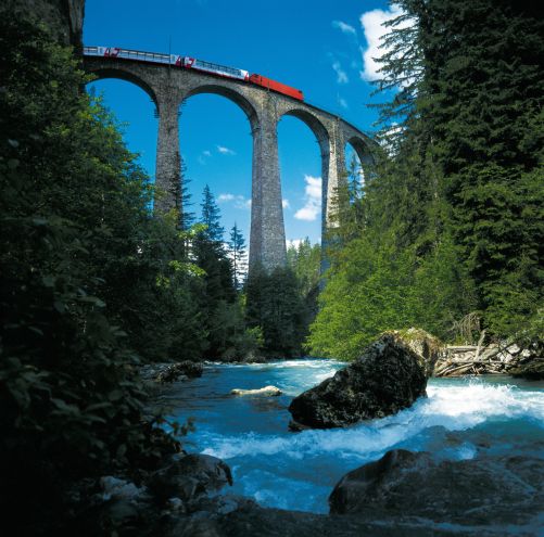 A Glacier-/Gleccser-expressz a Filisurhoz közeli Landwasser-viadukton.