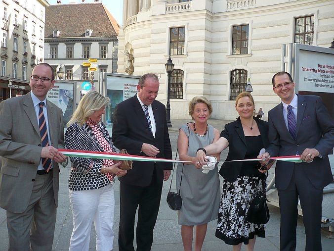 A kiállításavatók: dr. Méhes Márton, a bécsi Collegium Hungaricum igazgatója, Ursula Stenzel, Bécs 1. kerületének   polgármestere, Szalay-Bobrovniczky Vince bécsi magyar nagykövet, Elisabeth Vitouch professzor, Bécs város   tartományi közgyűlésének nemzetközi és EU-bizottsági elnöke, Papp-Váry Borbála, kormányzati kommunikációért   felelős helyettes államtitkár, Kovács Balázs, a Magyar Turizmus Zrt. bécsi képviseletének vezetője.A kiállításavatók: dr. Méhes Márton, a bécsi Collegium Hungaricum igazgatója, Ursula Stenzel, Bécs 1. kerületének   polgármestere, Szalay-Bobrovniczky Vince bécsi magyar nagykövet, Elisabeth Vitouch professzor, Bécs város   tartományi közgyűlésének nemzetközi és EU-bizottsági elnöke, Papp-Váry Borbála, kormányzati kommunikációért   felelős helyettes államtitkár, Kovács Balázs, a Magyar Turizmus Zrt. bécsi képviseletének vezetője.