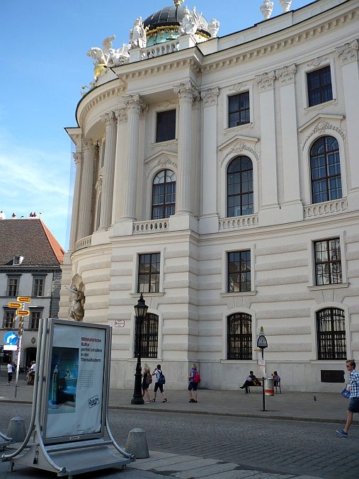 A Hofburg Mihály-kapuja előtt nyílt meg a kiállítás.