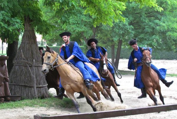 Szőrén ülik a lovat a pusztai csikósok.