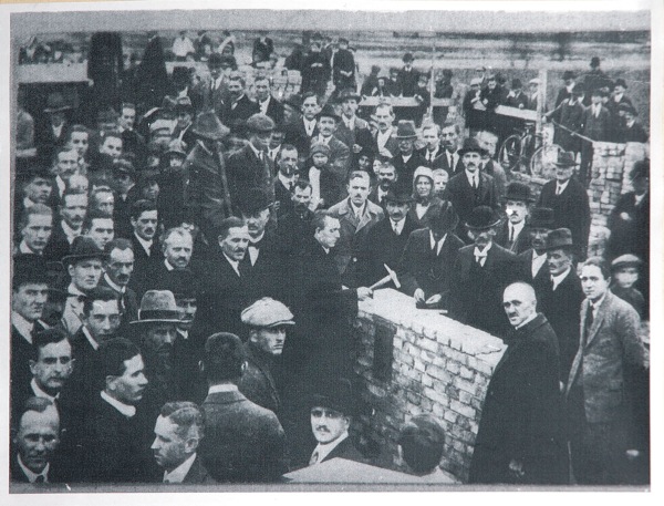 A Munkásotthon építői az 1920-as évek elején. Nekik volt munkájuk. 