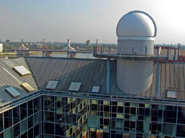 Az obszervatórium és a Rákóczi-híd a planetárium kilátójából.