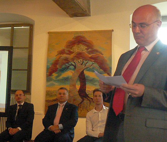 Greg Dorey brit nagykövet mondja beszédét, a háttérben Karsai Gábor, a Sopronánfalva kolostor igazgatója, Kovács Gábor és az egyik ösztöndíjas, Bársony István építész.
