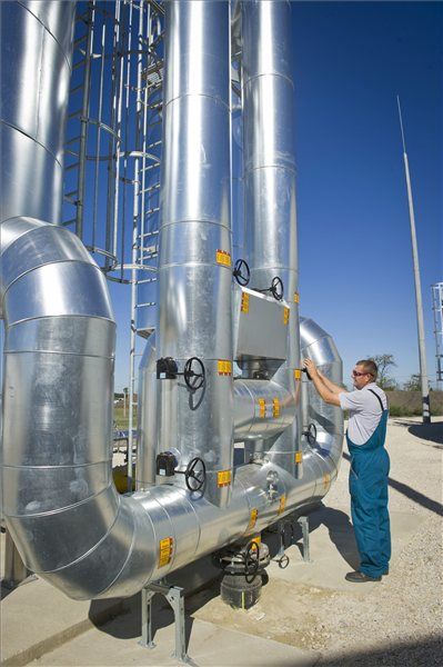 Egy munkatárs az aktívszénszűrőt ellenőrzi a német r.e Bioenergie GmbH biogázüzemében, Szarvason. Magyarország legnagyobb biogázüzeme 18-20 ezer ember teljes energiaellátására képes. MTI Fotó: Rosta Tibor