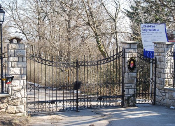 A svábhegyi Jókai-kert bejárata.