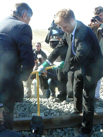 Kemény izmokat követel a síncsavarok rögzítése.
