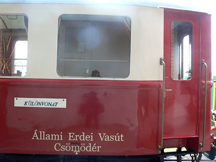 Az erdei kisvasút szalonkocsija kibérelhető.