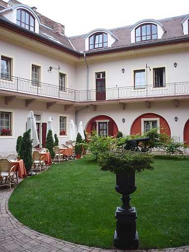 A St. George Residence udvara.
