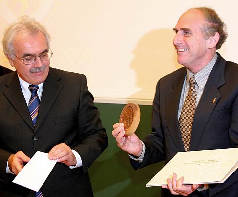 Ralph Steinman professzor (jobbra) a Debrecen-díj a Molekuláris Orvostudományért kitüntetéssel 2006-ban, Fésüs László akadémikussal.