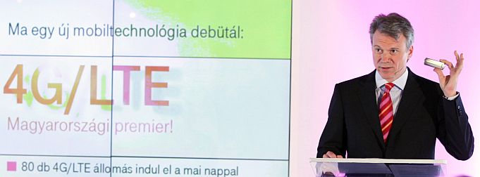 Mattheisen elnök-vezérigazgató bejelenti a 4G/LTE ügyféltesztjét. Mattheisen elnök-vezérigazgató bejelenti a 4G/LTE ügyféltesztjét.