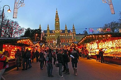 Karácsonyi váár a bécsi városháza előtt. (Copyright: christkindlmarkt.at)