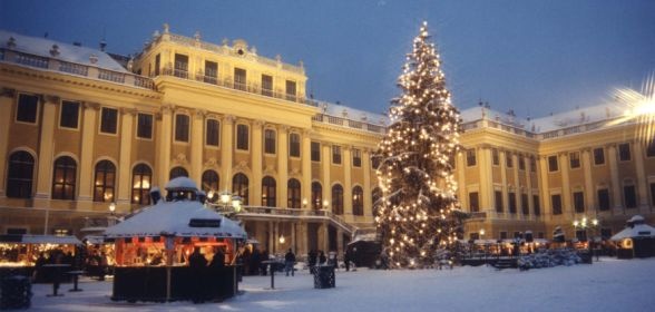 Karácsnyi vásár a Schönbrunni Kastély előtt. (Copyright: Kultur-und Weihnachtsmarkt Schloß Scho?nbrunn 1995-CR-MTS GmbH Wien und Schloß Scho?nbrunn Kultur- und BetriebsgesmbH, Foto Fotostudio Wagner) Karácsnyi vásár a Schönbrunni Kastély előtt. (Copyright: Kultur-und Weihnachtsmarkt Schloß Scho?nbrunn 1995-CR-MTS GmbH Wien und Schloß Scho?nbrunn Kultur- und BetriebsgesmbH, Foto Fotostudio Wagner)