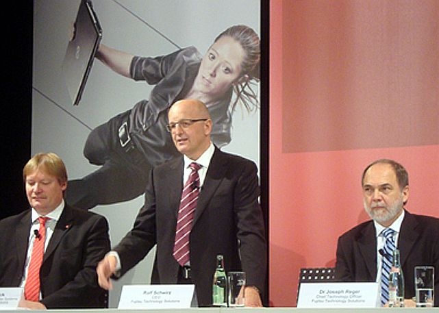 A fujitsu-fórum nemzetközi sajtótájékoztatójának elnöksége: Jens-Peter Seick, senior vice president Datacenter Systems, Rolf Schwarz, vezérigazgató, dr. Joseph Reger, technológiai igazgató.