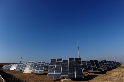 A 400 kWp (kilowatt peak) névleges csúcsteljesítményű fotovoltaikus, azaz elektromos áramot termelő naperőmű Újszilváson. (MTI Fotó: Kovács Tamás)