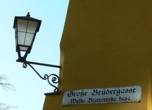 Szorb-német nyelvű utcanévtábla Bautzenben.