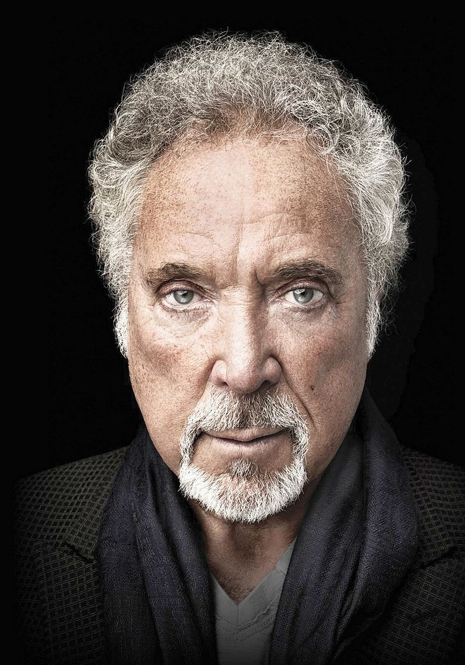 Tom Jones Budapestre tart. Tom Jones Budapestre tart.