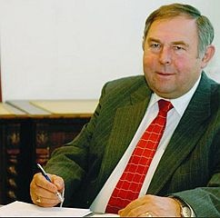 Patkó Gyula professzor. Patkó Gyula professzor.