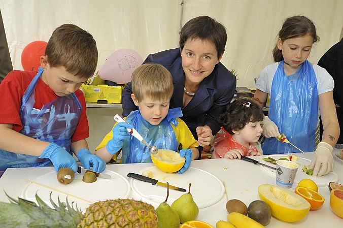 Készül a vitamindús gyümölcssaláta Bécs egyik óvodájában. (Foto: Alexandra Kromus)