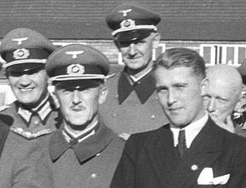 Wernherr von Braun náci vezérkari tisztek társaságában.
