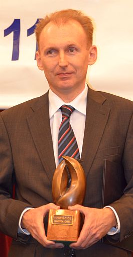 Hodász István, az EGIS vezérigazgatója vette át a gyógyszergyár közösségének adományozott Magyar Innovációs Nagydíjat.