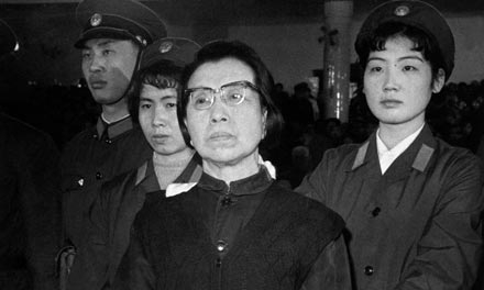 Mao asszonyát bíróság elé állították, és majdnem kivégezték.