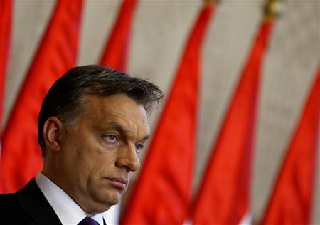 Orbán Viktor, 2011. március 28: „Magyarország egy olyan ország, ahol senki sem találhatja magát a szabad ég alatt, mert nem tudja törleszteni a lakáshitelét. A moratórium lejártával sem lesz kilakoltatás”.