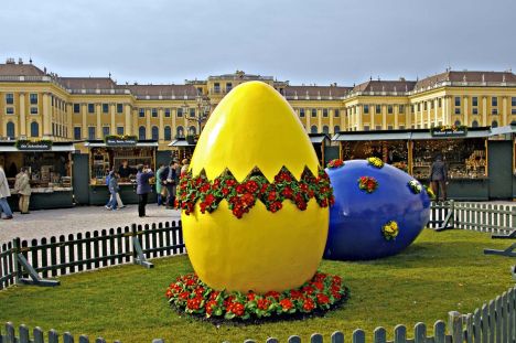 Húsvéti vásár a Schönbrunn előtt. Húsvéti vásár a Schönbrunn előtt.