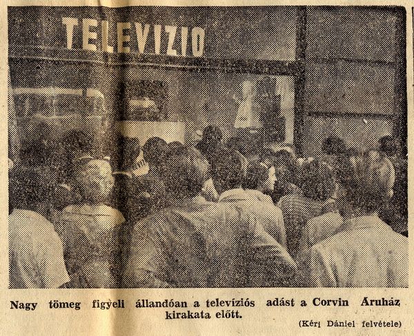 A Magyar Televízió kísérleti adását a Corvin kirakatában elhelyezett tévékészüléken nézhették az arra járók 1954-ben.