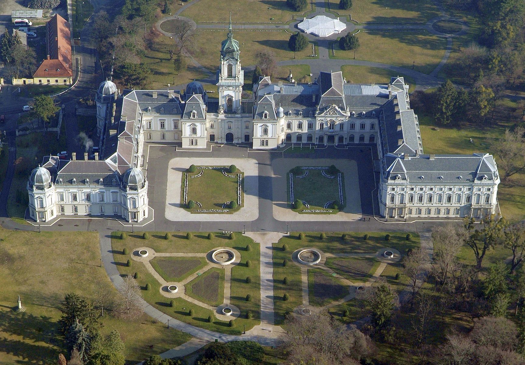 Ha most ilyen szép, milyen lehetett a 18. század közepén a keszthelyi Festeticcs-kastély kertje?! Ha most ilyen szép, milyen lehetett a 18. század közepén a keszthelyi Festeticcs-kastély kertje?!