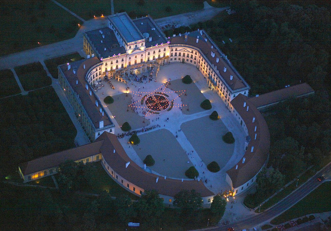 A fertődi kastély ünnepi fényben.