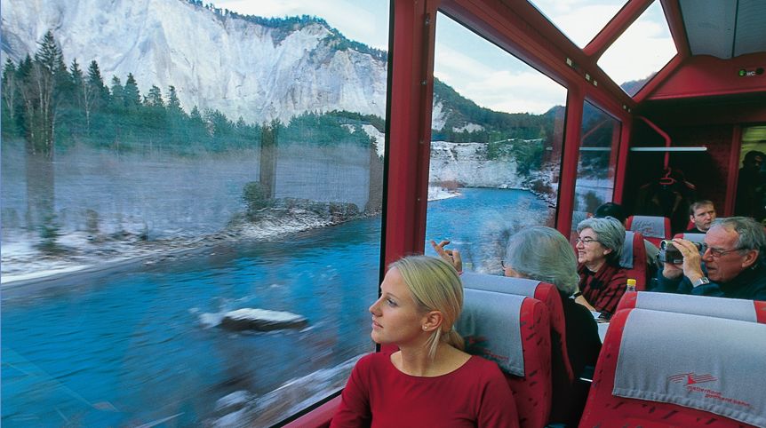 A Rajna eredete a világ leglassúbb gyorsvonatának, a Glacier Expressznek az ablakából. A Rajna eredete a világ leglassúbb gyorsvonatának, a Glacier Expressznek az ablakából.