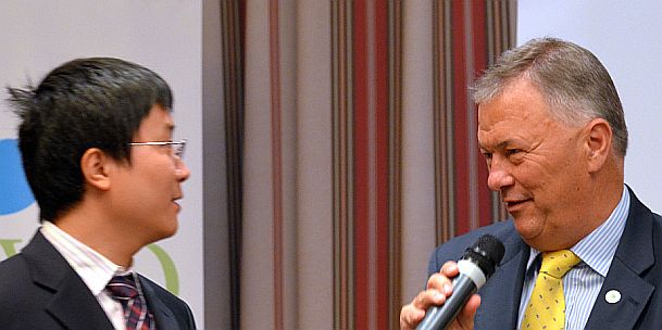 Li Dong és Steier József.