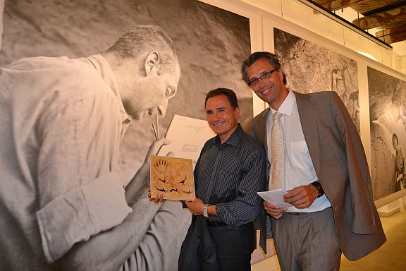 Helmut Bieler, a tartomány kulturális tanácsosa és Michael Weese kurátor a borostyánkői születésű, a sivatagot   meghódító Almásy László gróf kiállításán. (Foto: KSB/Weiss)