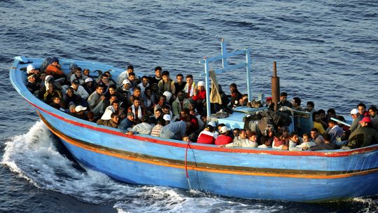 Észak-afrikai menekültek lélekvesztőkön próbálják elérni a szicíliai partokat.