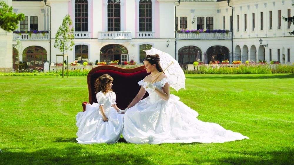 Sisi és Mária Valéria a kastélyparkban. Sisi és Mária Valéria a kastélyparkban.