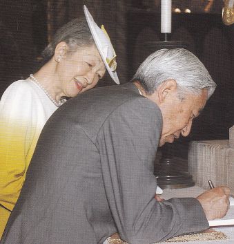 A japán császári pár Esztergomban; Akihito emlékkönyvbe írja a látogatására emlékeztető sorokat.