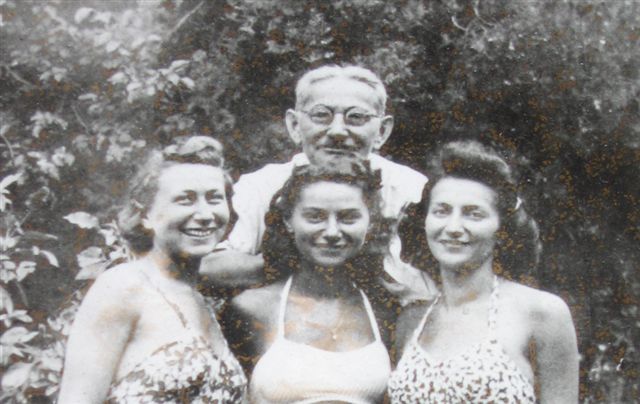 Bokor Lajos a lányaival: Balról jobbra: Klára, Ágnes, Erzsébet.